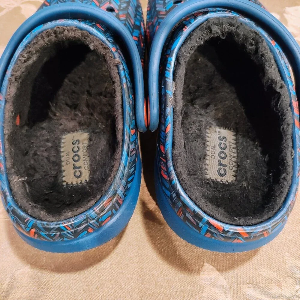 Crocs Blue and Red Chevrons Youth Lined Clogs, Size C8, Used_4